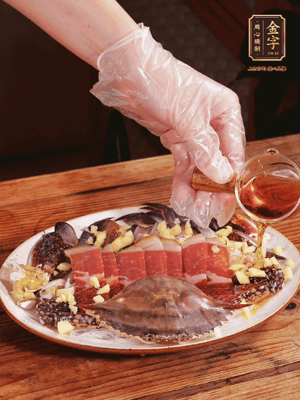 冷水上鍋蒸12分鐘（具體看蟹的大?。詈笕錾鲜[絲、澆上熱油即可