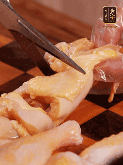 土雞處理干凈，切成大塊，加蔥姜、花雕酒、鹽腌制10分鐘