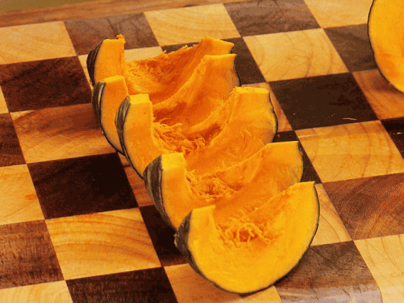 貝貝南瓜去瓤切小塊；干香菇熱水泡發(fā)，切條