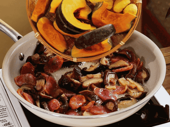 清洗好的大米放入電飯鍋，加裹滿醬汁的食材，再加剛好沒過食材的水，攪拌一下