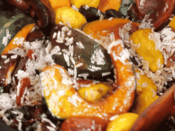 電飯煲正常煮飯模式煮飯。出鍋后撒點蔥花