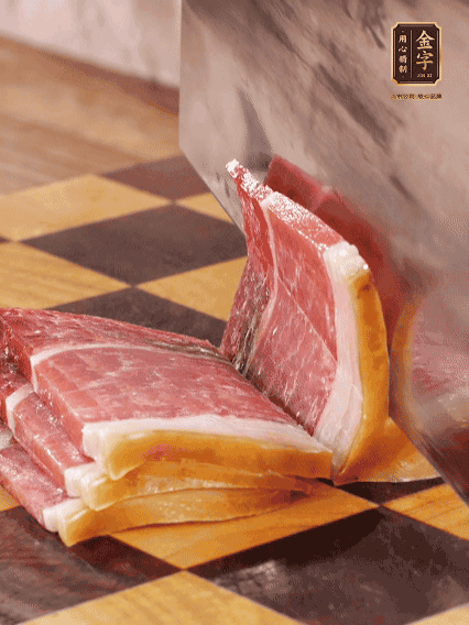 金字火腿切片，溫水浸泡5分鐘；肉皮泡發(fā)，切成小塊。