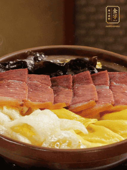 最后胡椒粉調(diào)味，撒小蔥花點(diǎn)綴