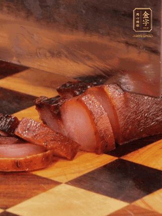 金字醬肉，煮熟切條；蓮藕去皮，切成條狀，焯水2分鐘