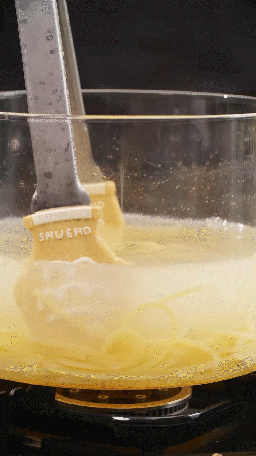 將意面煮熟，到自己喜歡的熟度。撈出過冷水，瀝干
